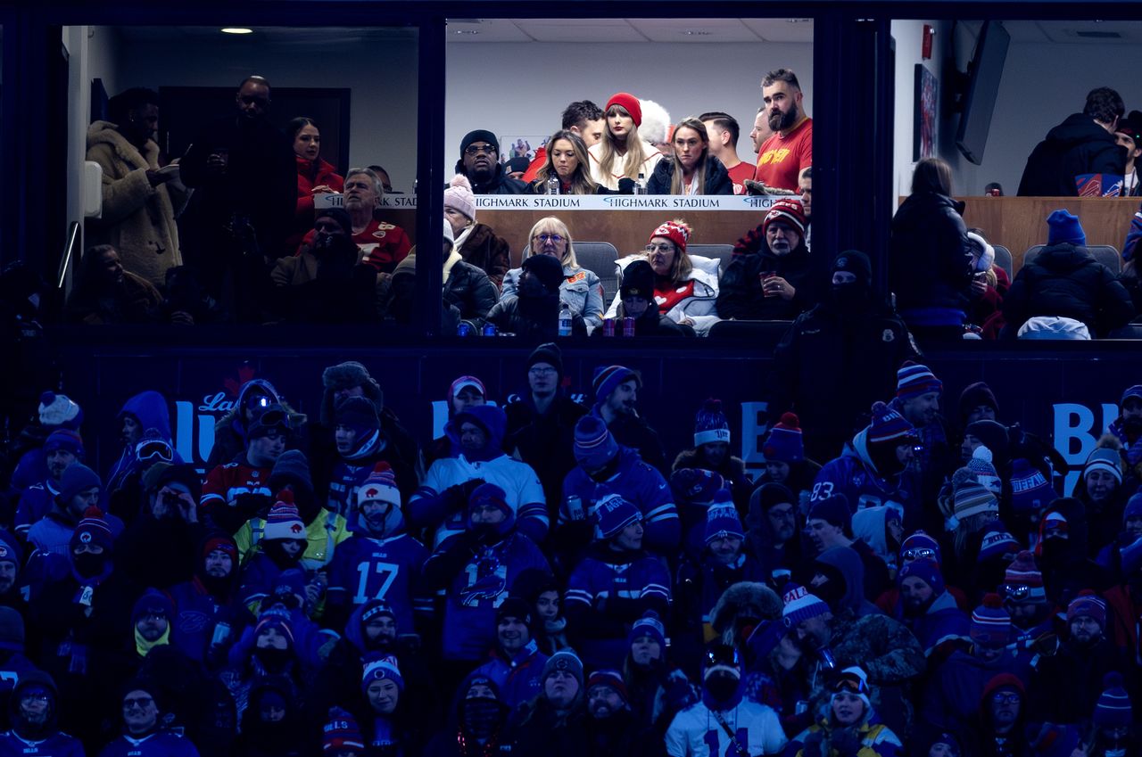 ORCHARD PARK, NEW YORK - JANUARY 21:  Singer-songwriter Taylor Swift and Jason Kelce #62 of the Philadelphia Eagles watch the AFC Divisional Playoff between the Kansas City Chiefs and the Buffalo Bills game at Highmark Stadium on January 21, 2024 in Orchard Park, New York. (Photo by Al Bello/Getty Images)