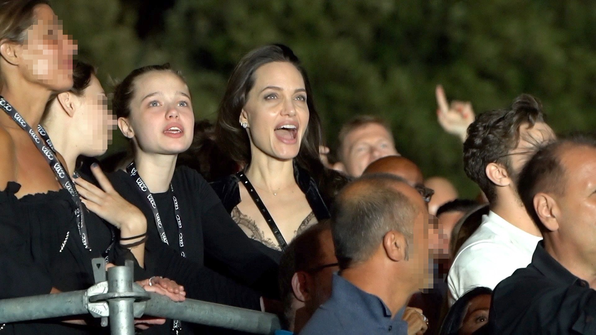 Angelina Jolie z Shiloh bawi się na koncercie Maneskin w Rzymie