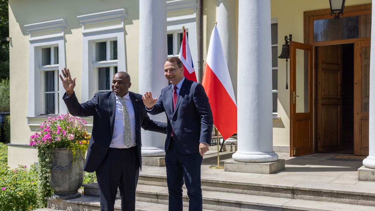 Niewielki Chobielin stał się miejscem spotkania na szczycie Radosława Sikorskiego i szefa brytyjskiego MSZ
