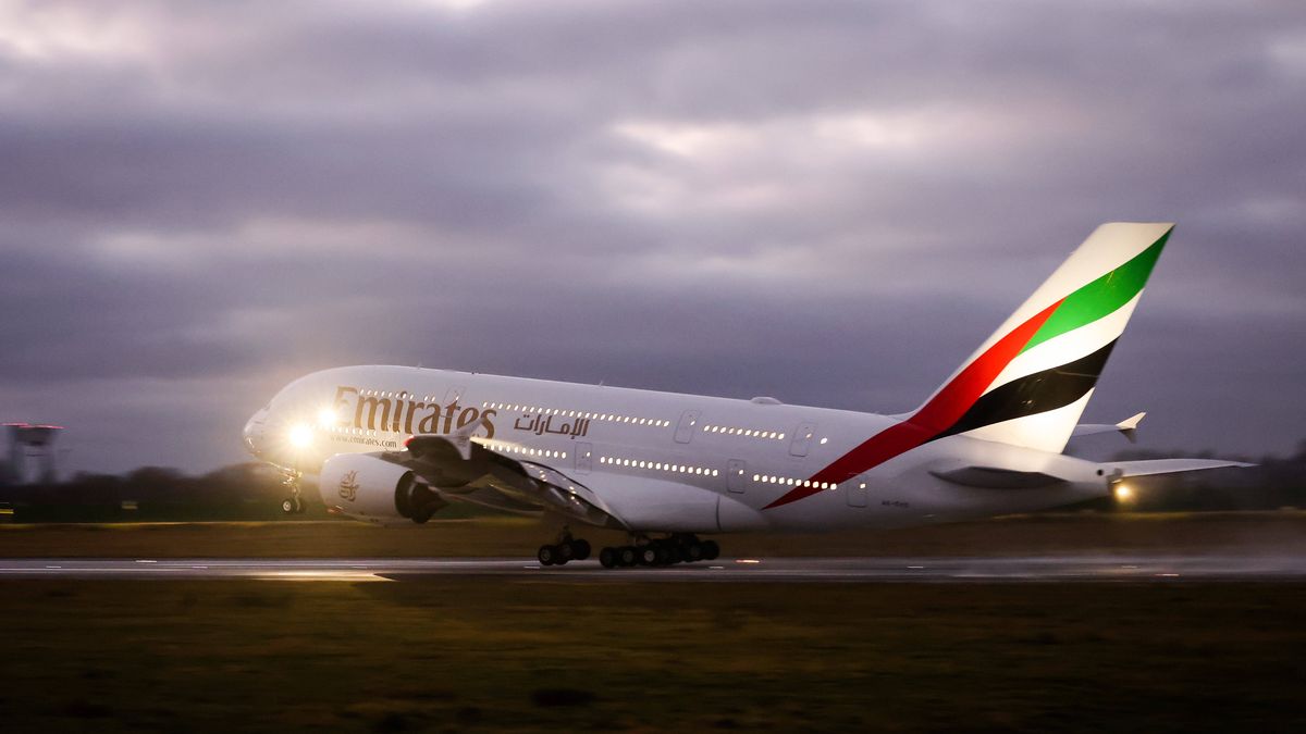 Ostatni wyprodukowany Airbus A380 opuszcza lotnisko w Hamburgu. To największy pasażerski samolot na świecie. 