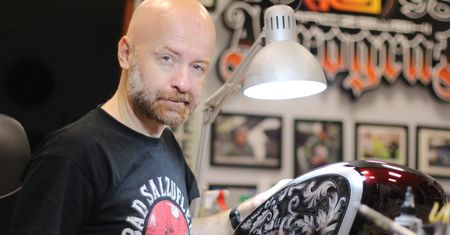 Piotr Parczewski to mistrz aerografu. Na co dzień maluje motocykle, od święta – kask prezydenta