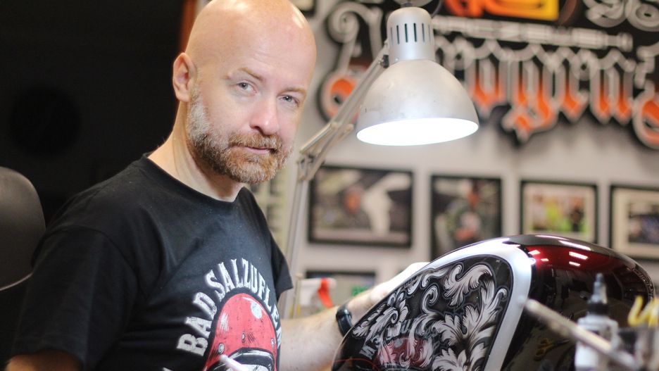Piotr Parczewski od 24 lat maluje aerografem motocykle i kaski
