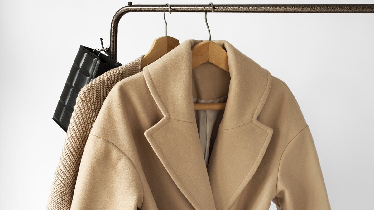 Wosk rozlany na ubraniu da się łatwo usunąć. 