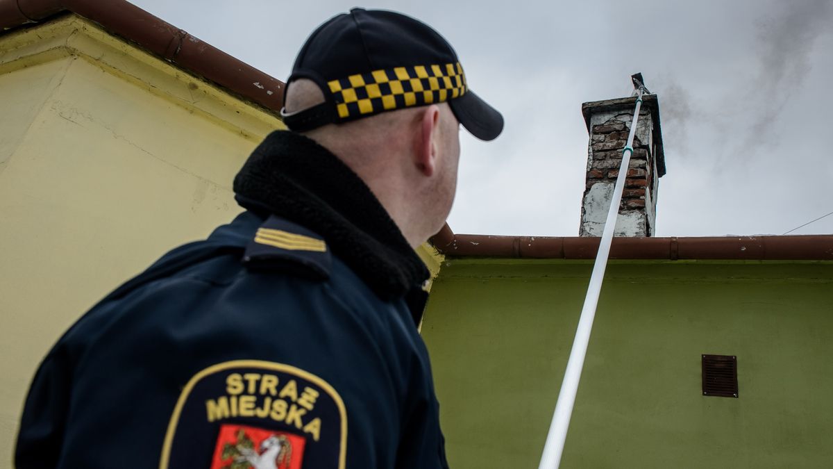 Eko-patrol kontroluje spaliny z domowych kot�owni
Wojciech Pacewicz
dom, dym, eko patrol, komin, kontrola, ogrzewanie, palenie, piec, pomiar, pr�bka, smog, stra� miejska