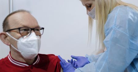 Zmiany w szczepieniach. Michał Dworczyk dla money.pl: decyduje kolejność zgłoszeń