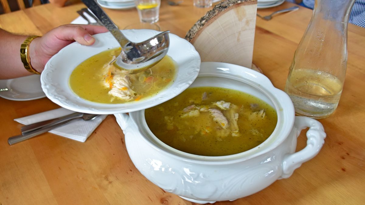 Zupa nalewana z wazy do głębokiego talerza