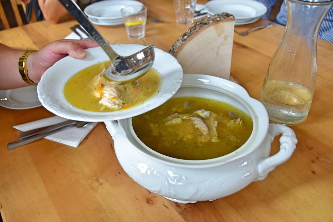 Zupa nalewana z wazy do głębokiego talerza