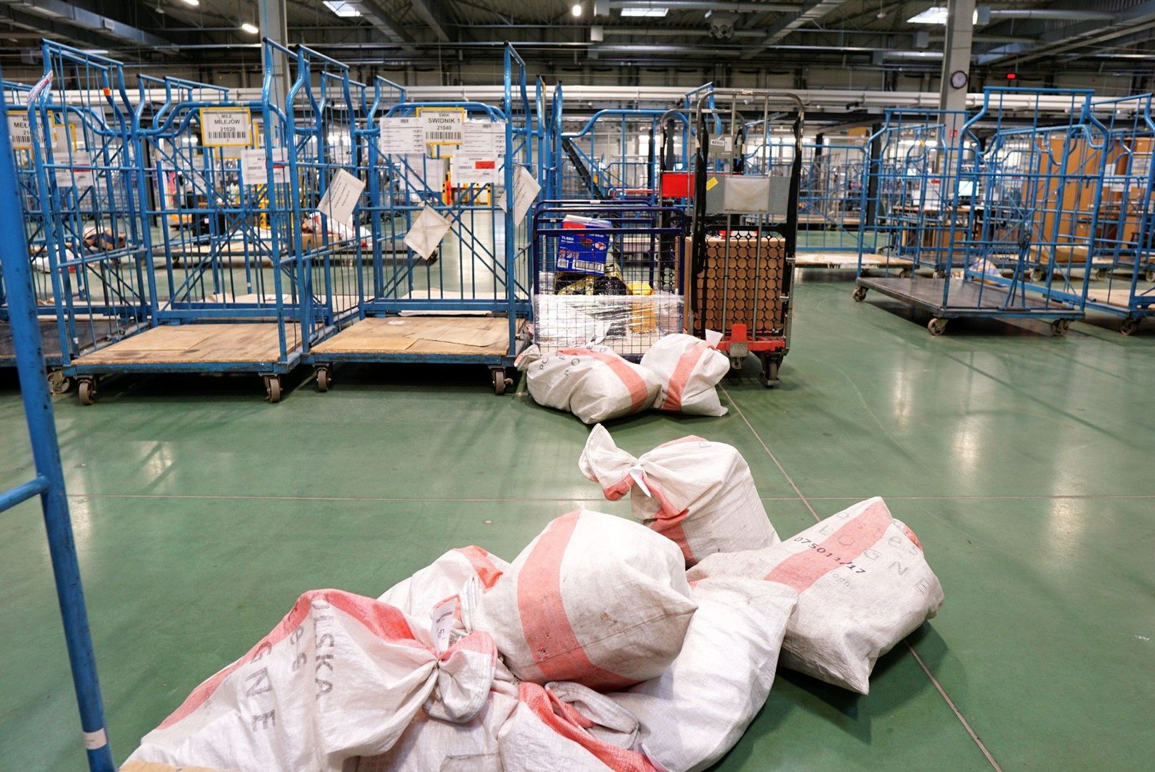 Śledź status swoje przesyłki, ale wykorzystuj do tego funkcje śledzenia przesyłek oferowane przez firmy kurierskie.