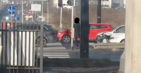Zderzenie przed skrzyżowaniem. Utrudnienia w ruchu w kierunku centrum