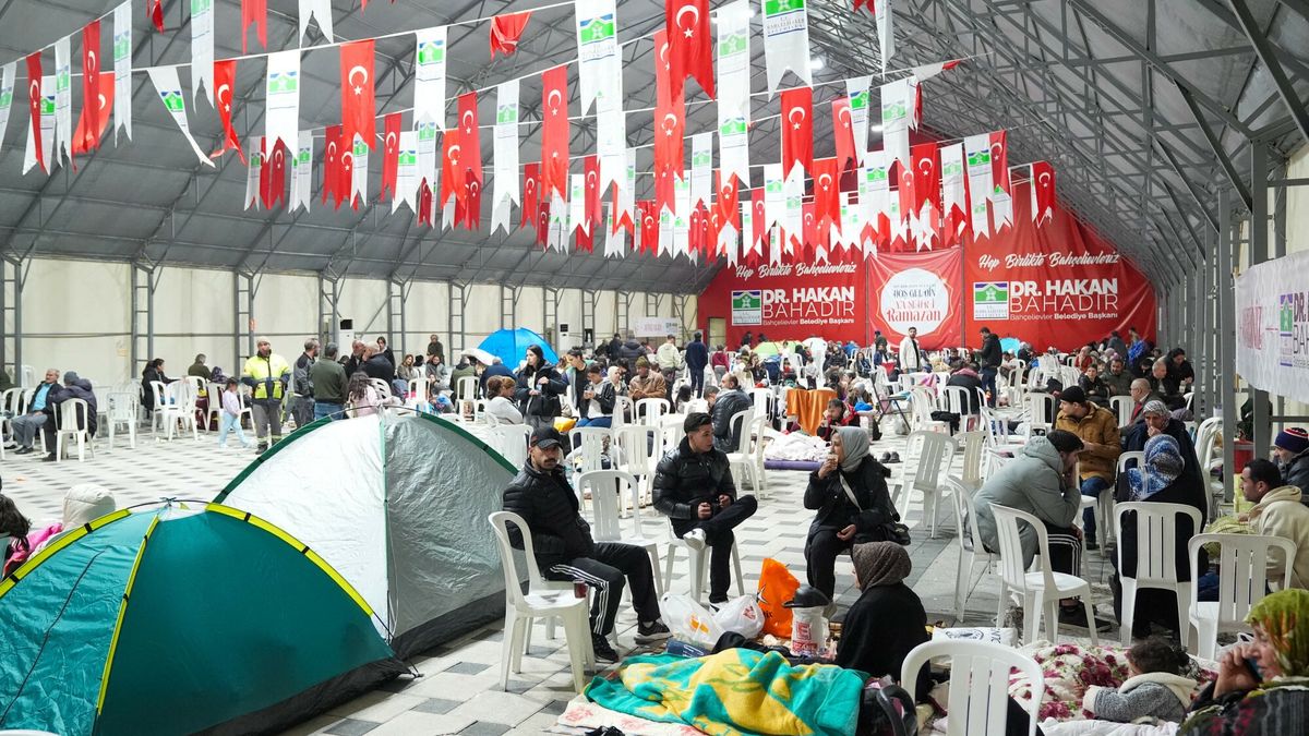 Stambuł 23 kwietnia. Mieszkańcy znajdują schronienie w bezpieczn