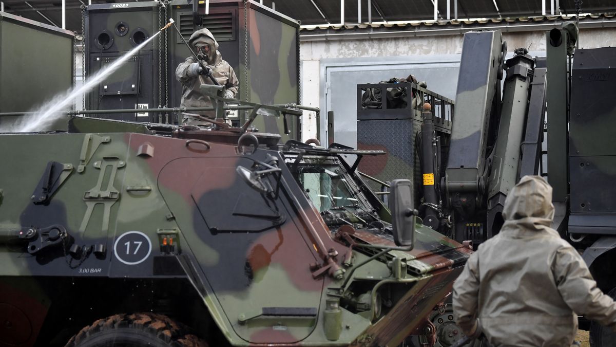 MAHLWINKEL, GERMANY - MARCH 16: Members of the NBC squad perform their skills during the visit of German Defence Minister Boris Pistorius at the joint support service (Streitkraeftebasis) of the Bundeswehr, the German armed forces, on March 16, 2023 in Mahlwinkel, Germany. His visit follows the recent release of a report by Eva Hoegl, defence commissioner of the Bundestag, that claims Germany's military is in dire need of modernization and calls for a strong increase in the annual defence budget. (Photo by Alexander Koerner/Getty Images)