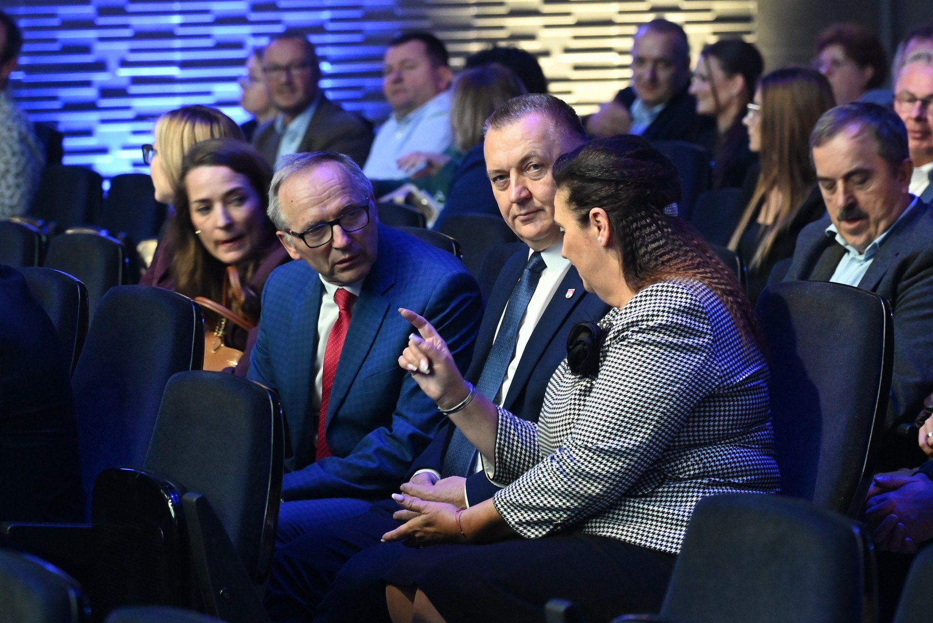 W środę, 15 października, w Targach Kielce odbyło się spotkanie przedstawicieli samorządów z prezesem Narodowego Funduszu Ochrony Środowiska i Gospodarki Wodnej Dorotą Zawadzką -Stępniak oraz prezesem świętokrzyskiego oddziału tej instytucji Jackiem Skórskim. Tematem rozmów była nowa odsłona programu &#34;Czyste Powietrze&#34;.