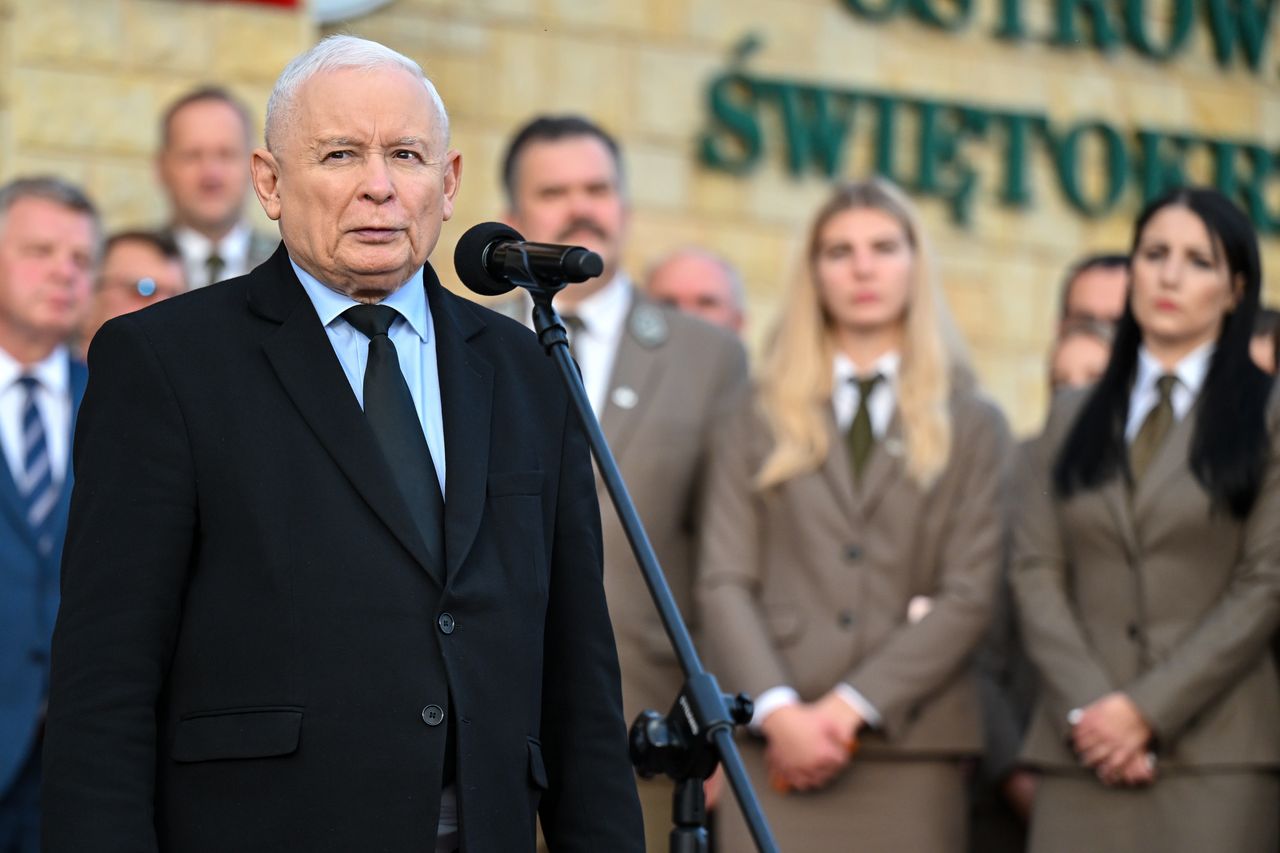 Ostrowiec Świętokrzyski, 13.10.2023. Prezes PiS Jarosław Kaczyński przemawia podczas spotkania (jm) PAP/Piotr Polak