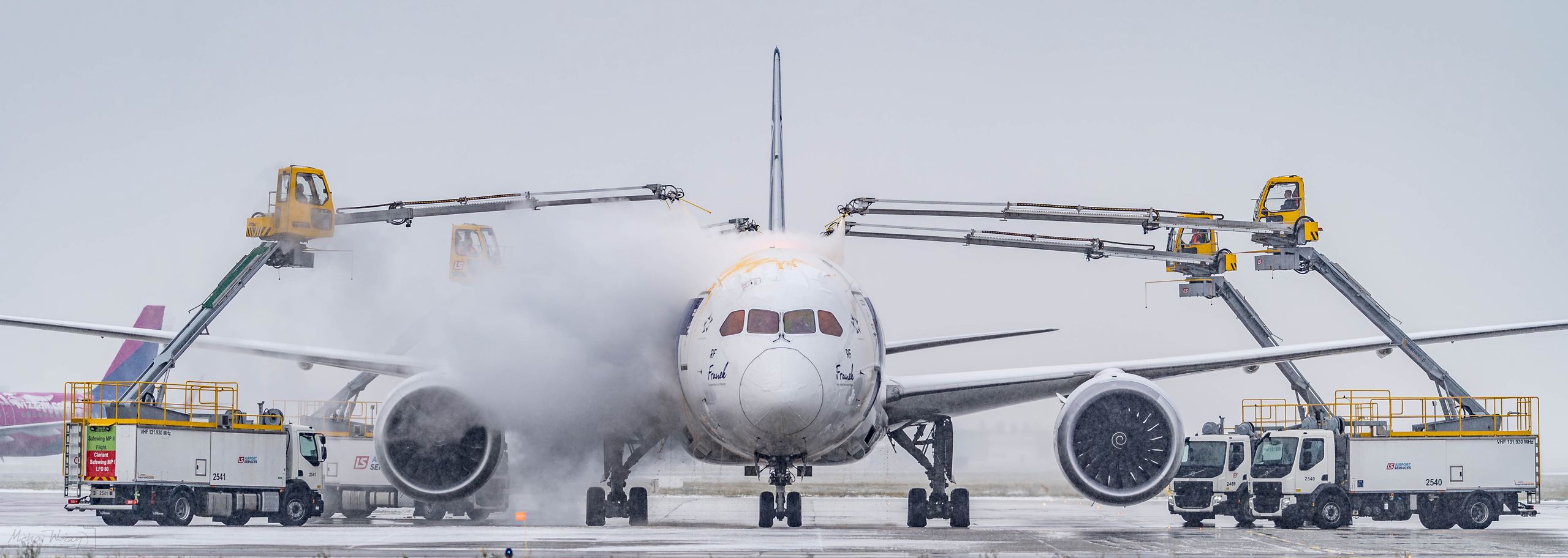 Odladzanie Boeinga 787 Dreamliner na Lotnisku Chopina w Warszawi
