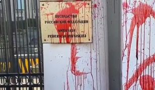 Oblali farbą budynek ambasady Rosji w Warszawie. Zatrzymania