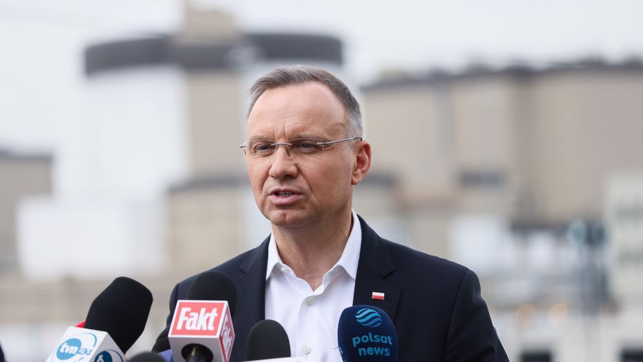Waynesboro, USA, 13.03.2024. Prezydent RP Andrzej Duda udziela wypowiedzi dla mediów po wizycie w Elektrowni Atomowej im. Alvina W. Vogtle w Waynesboro, 13 bm. Technologia zastosowana w elektrowni ma być wykorzystana też w Polsce, w pierwszej elektrowni jądrowej planowanej na Pomorzu. (ad) PAP/Leszek Szymański