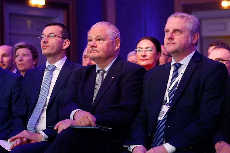 Słabszy złoty dla prezesa NBP Adama Glapińskiego i premiera Mateusza Morawieckiego oznacza wieksze wpływy do budżetu z zysku banku centralnego.