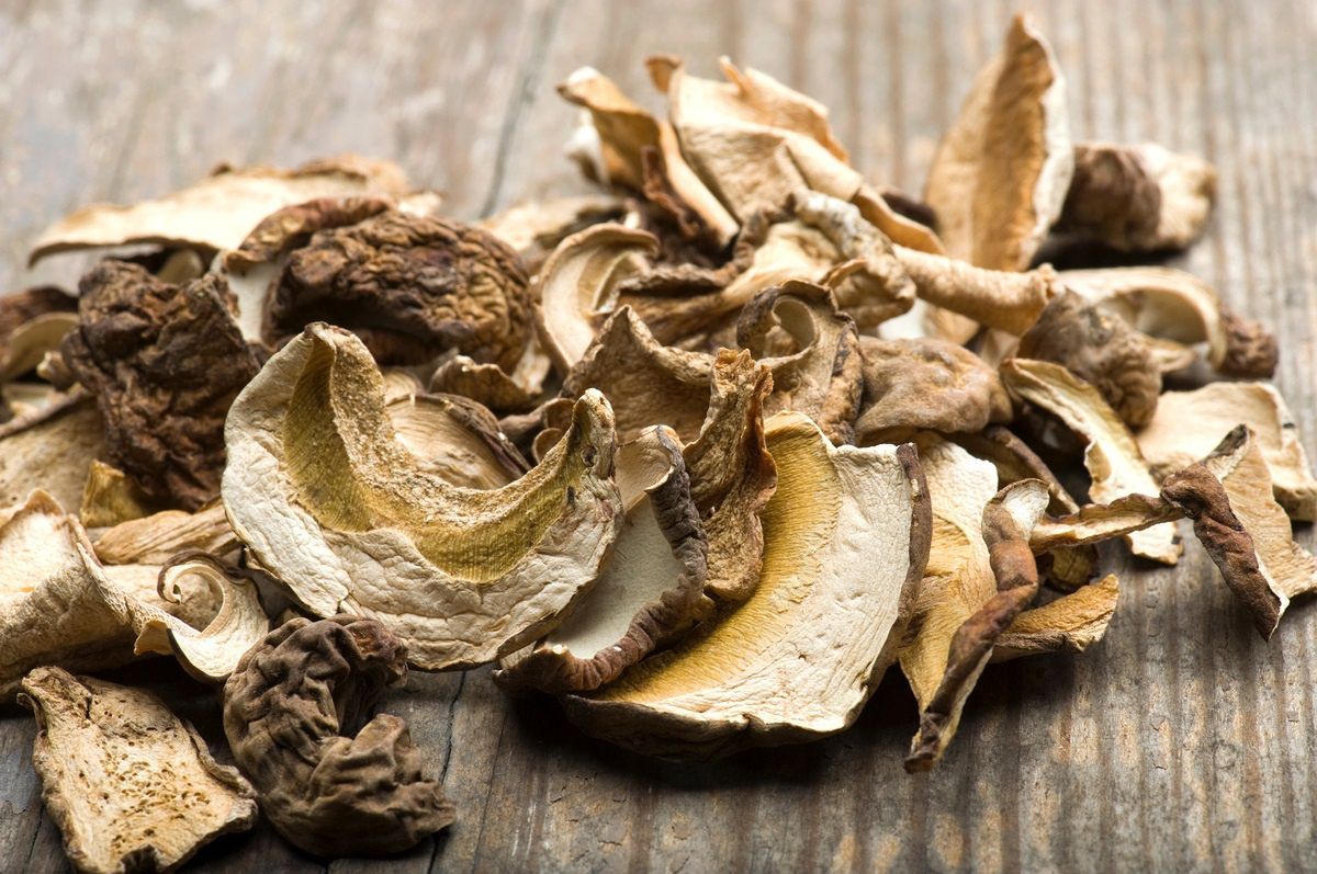 Nie mocz grzybów w wodzie. Wypróbuj staropolski sposób i użyj innego płynu