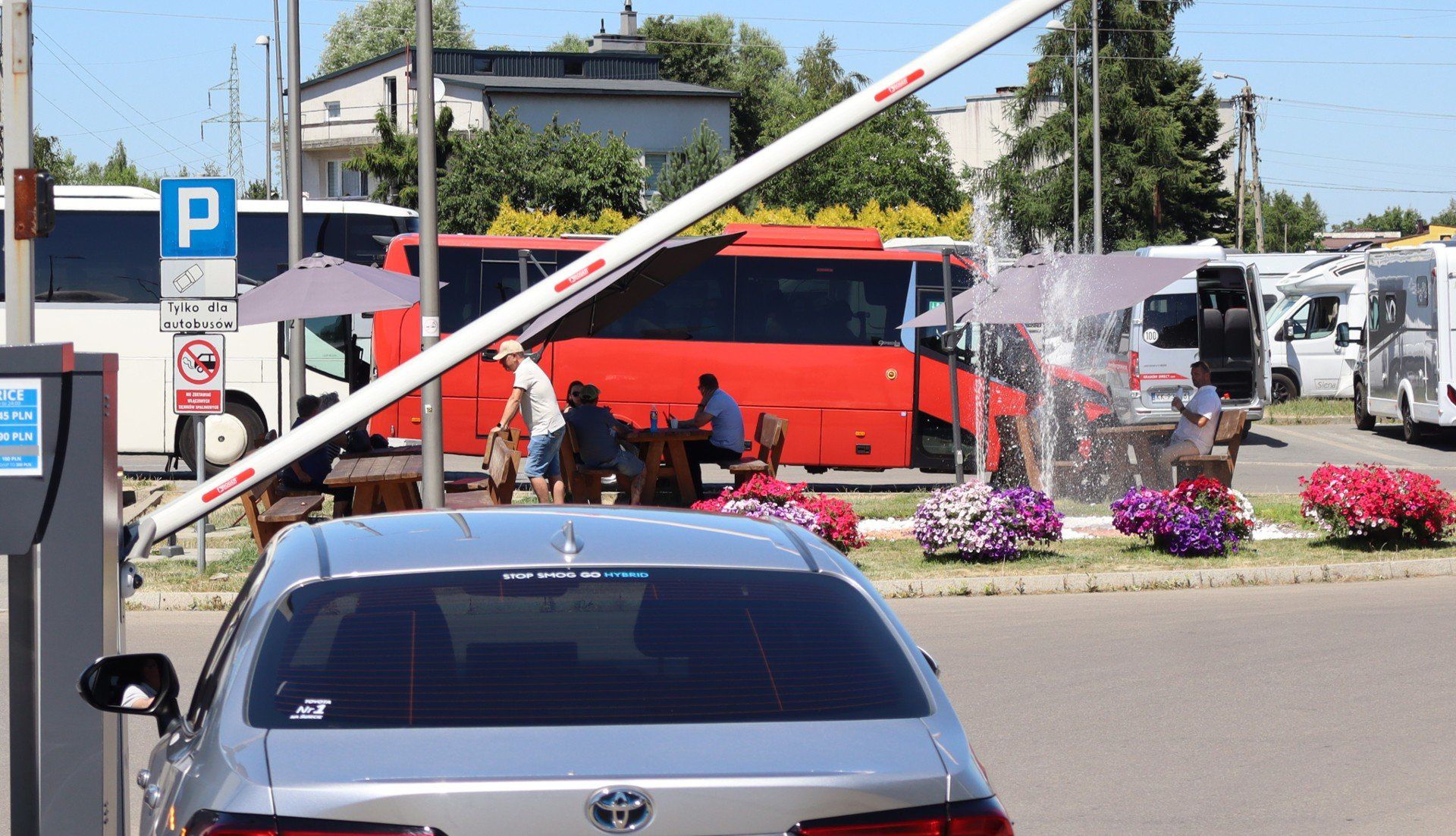 Wjeżdżających na parking wita fontanna
