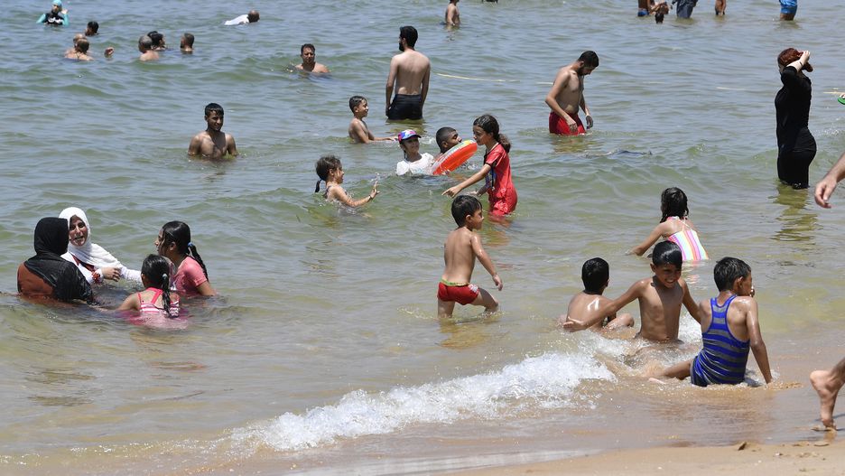 People swim in the sea on a warm and sunny day at a beach in Beirut, Lebanon, 23 July 2023. The temperature is expected to reach 32 degrees Celsius in Beirut on 23 July. EPA/WAEL HAMZEH Dostawca: PAP/EPA.