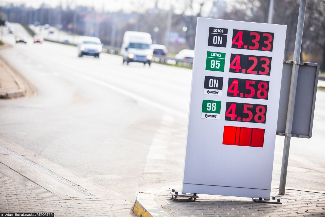 Ceny paliw w Warszawie z dnia 18 marca. W niektórych regionach paliwo kosztuje nawet mniej niż 4 zł za litr.