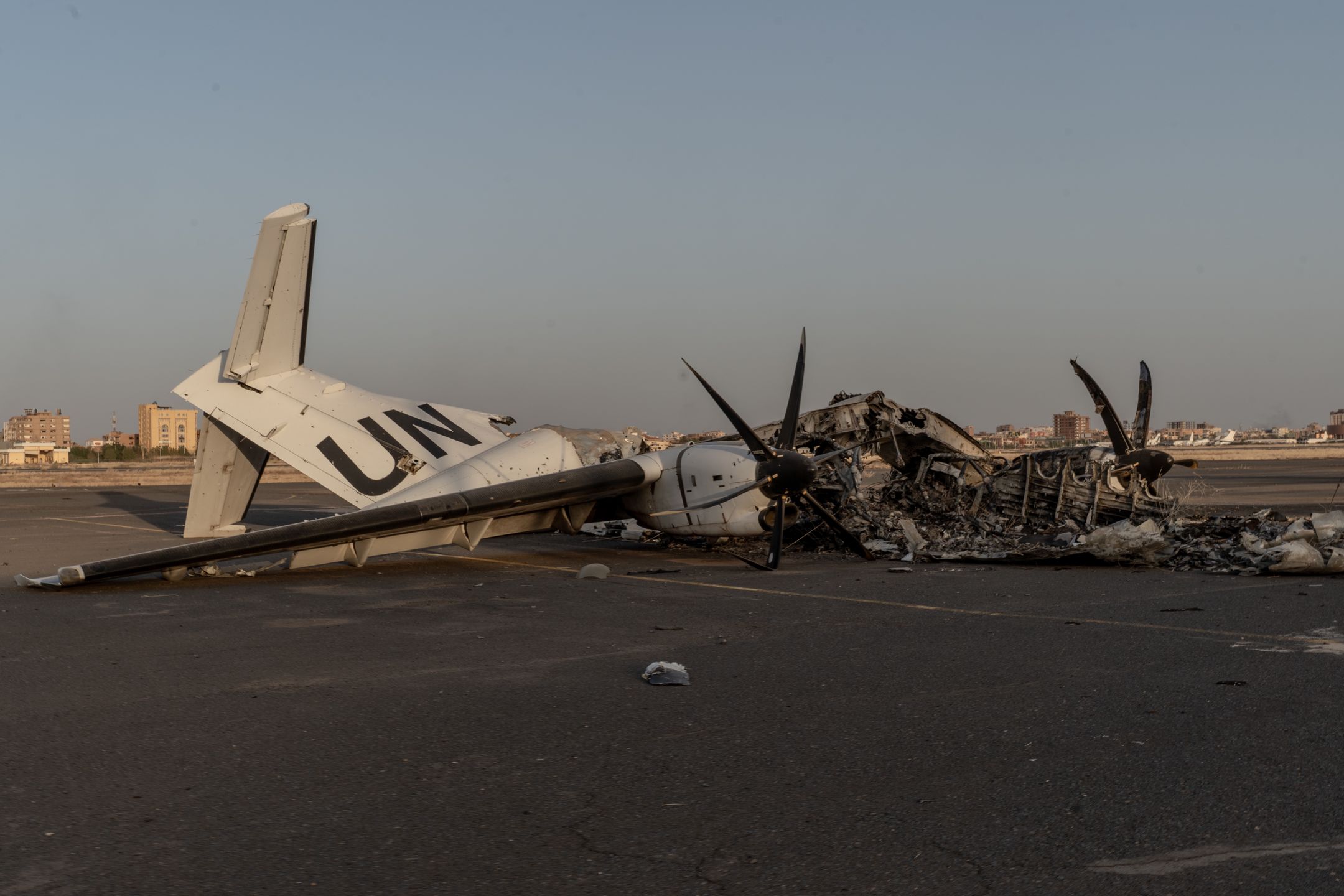 Zniszczony samolot ONZ na lotnisku w Chartumie. 24 kwietnia 2025