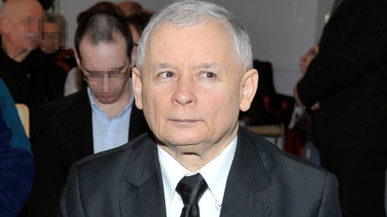 Pędząca ulicami Warszawy limuzyna z Jarosławem Kaczyńskim na czele złamała kilka przepisów ruchu drogowego: "Prezes spieszył się na mszę"