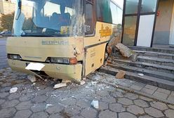 Autobusem w budynek. Kierowca prawdopodobnie zasłabł