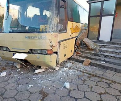 Autobusem w budynek. Kierowca prawdopodobnie zasłabł