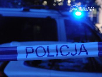 Kobieta wybiegła z bloku i zaczęła krzyczeć pomocy. Jej partner próbował ją zabić