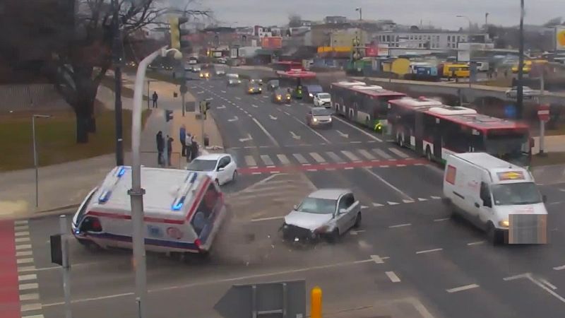 Moment zderzenia karetki i samochodu na rondzie Dmowskiego | fot. KMP Lublin