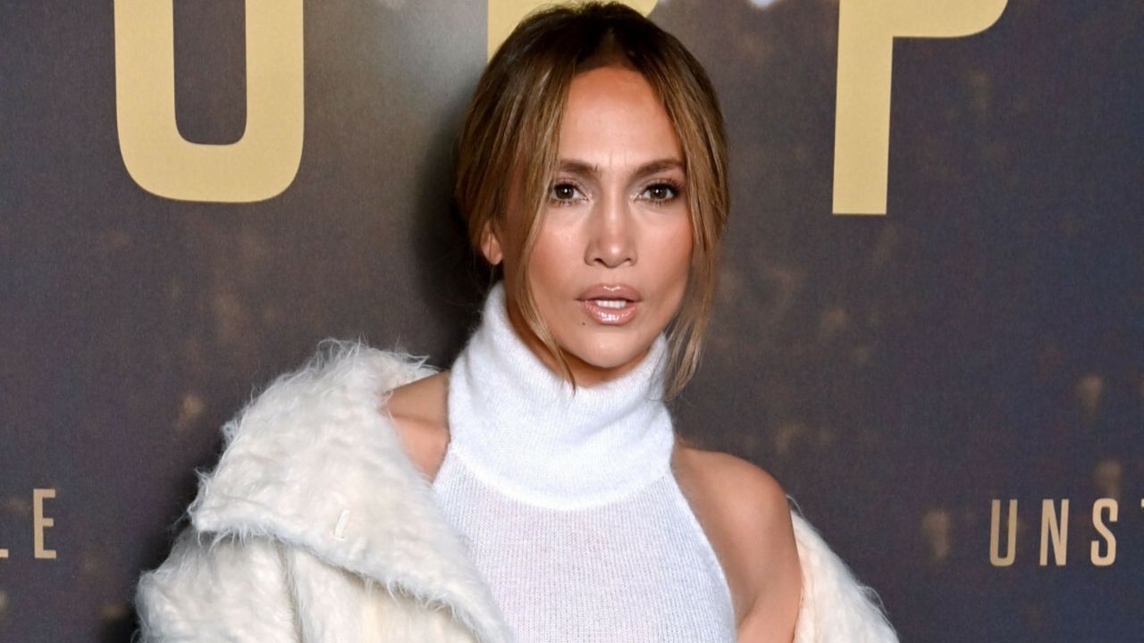 Zjawiskowa Jennifer Lopez w sukience i płaszczu POLSKIEJ projektantki. Cena zwala z nóg