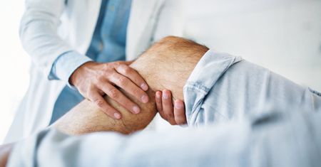 Polskie "nanokwiaty" ratują kości. Nowa broń w walce z groźną chorobą