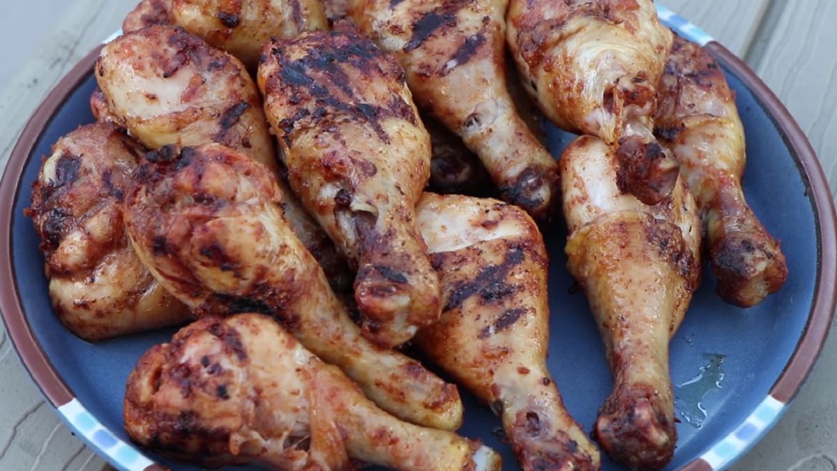 Kurczak w marynacie piwnej to sprawdzone jedzenie na grilla. 