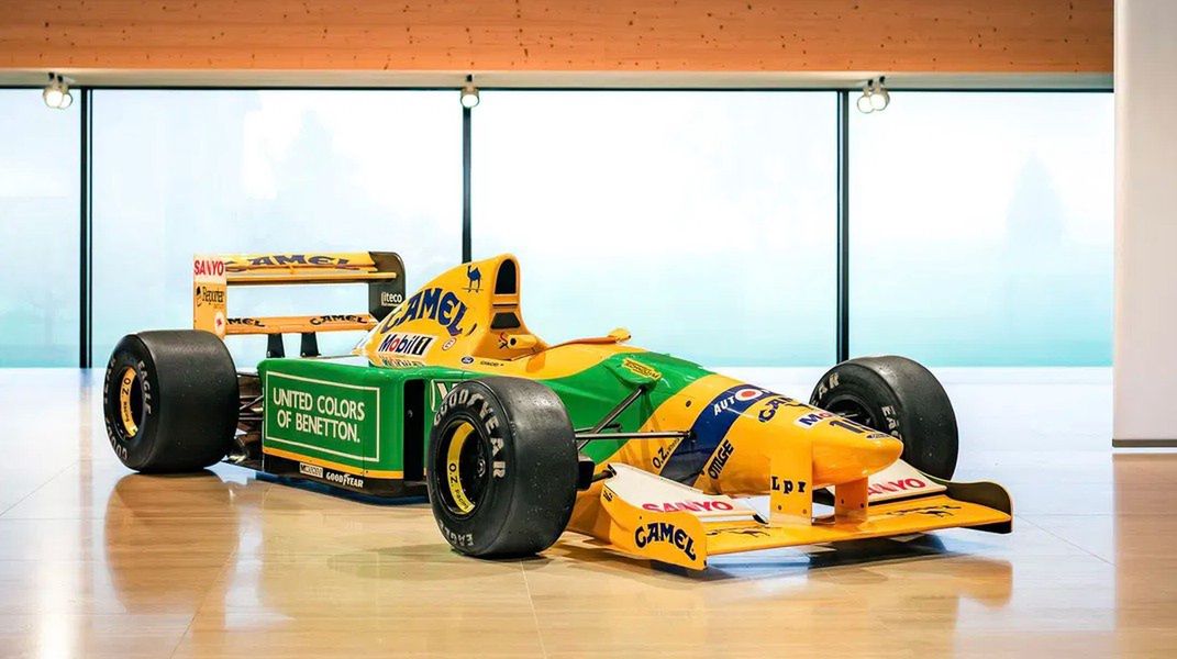 Schumacher odniósł w nim pierwsze zwycięstwo. Teraz bolid jest na sprzedaż