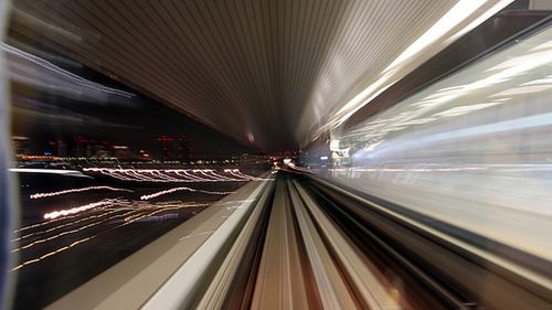 Niebezpieczeństwa podróży z szybkością bliską prędkości światła 1