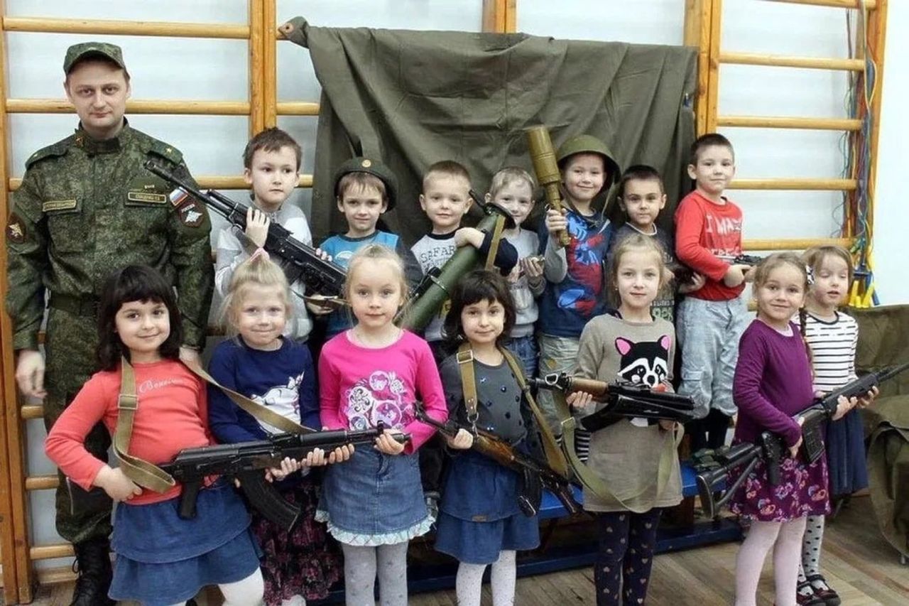 Pokolenie dzieci Putina. Eksperci nazywają to "koncepcją obrony totalnej Rosji"