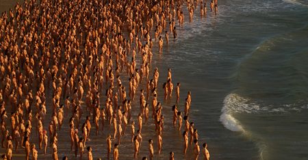2,5 tys. ludzi nago na plaży. Zdjęcia obiegły sieć