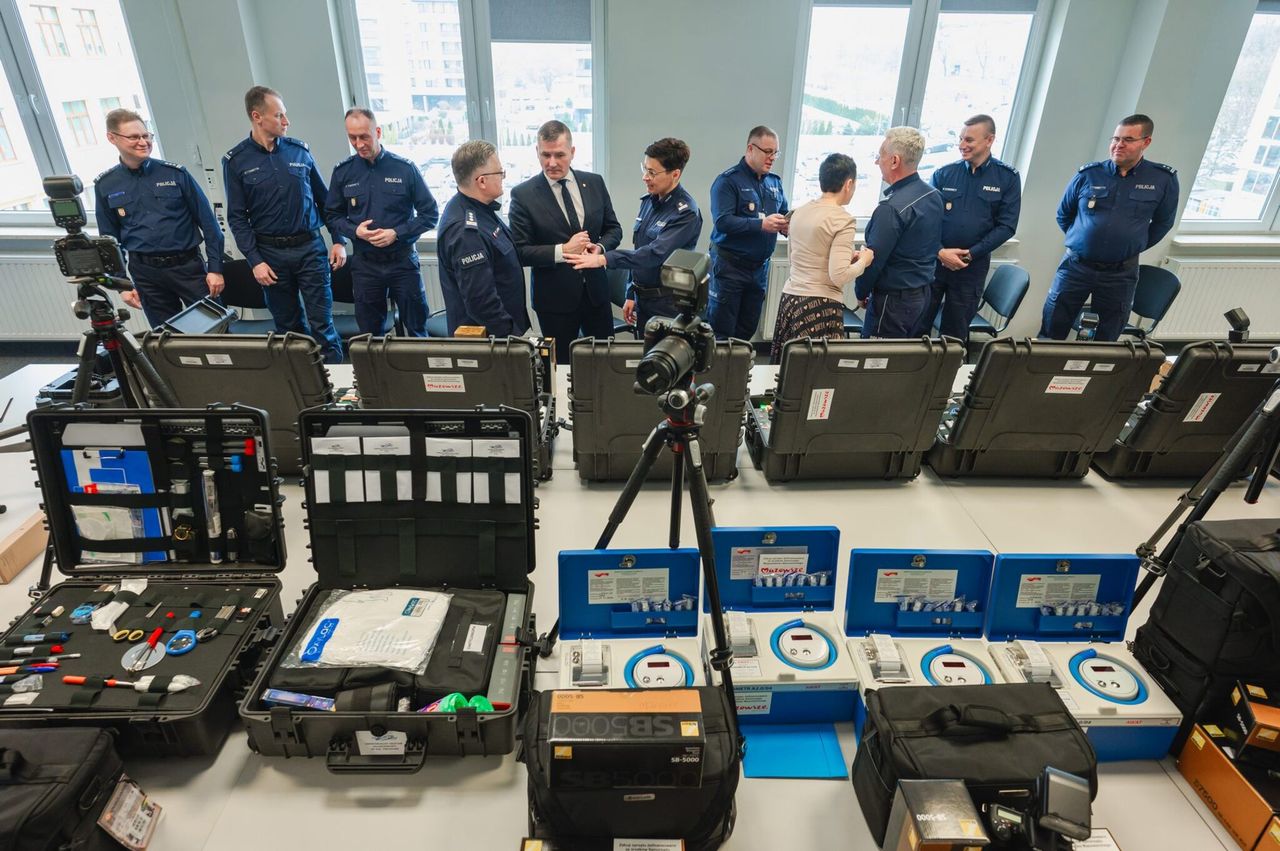 Aparaty fotograficzne, walizki kryminalistyczne, alkomaty i dron - nowy sprzęt dla mazowieckiej policji!