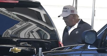 Wybory w USA. Joe Biden w kościele, Trump na polu golfowym