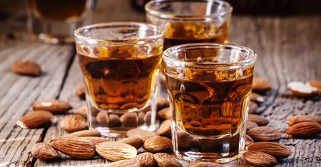 Amaretto. Co to za alkohol i z czym go łączyć? Poznaj sekret słodkiego trunku