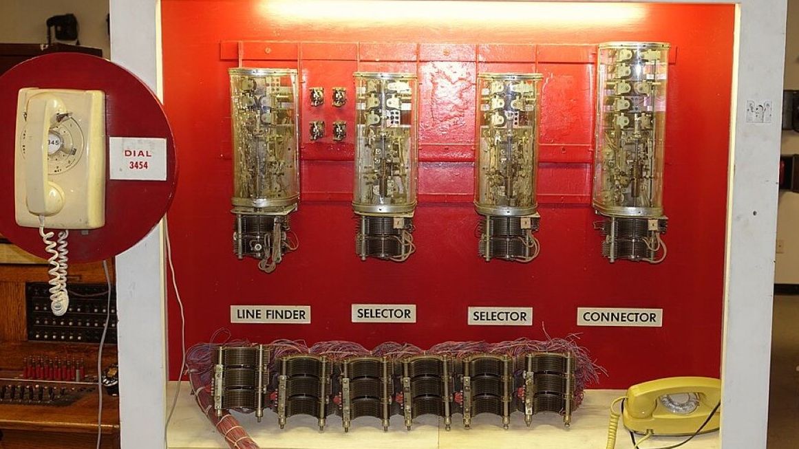Wybieraki systemu Strowgera na ekspozycji Telephone Museum w Waltham w stanie Massachusetts.