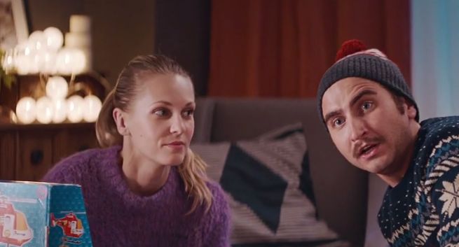 Prezenty od rodziców w bożonarodzeniowej kampanii sklepów Carrefour (wideo)