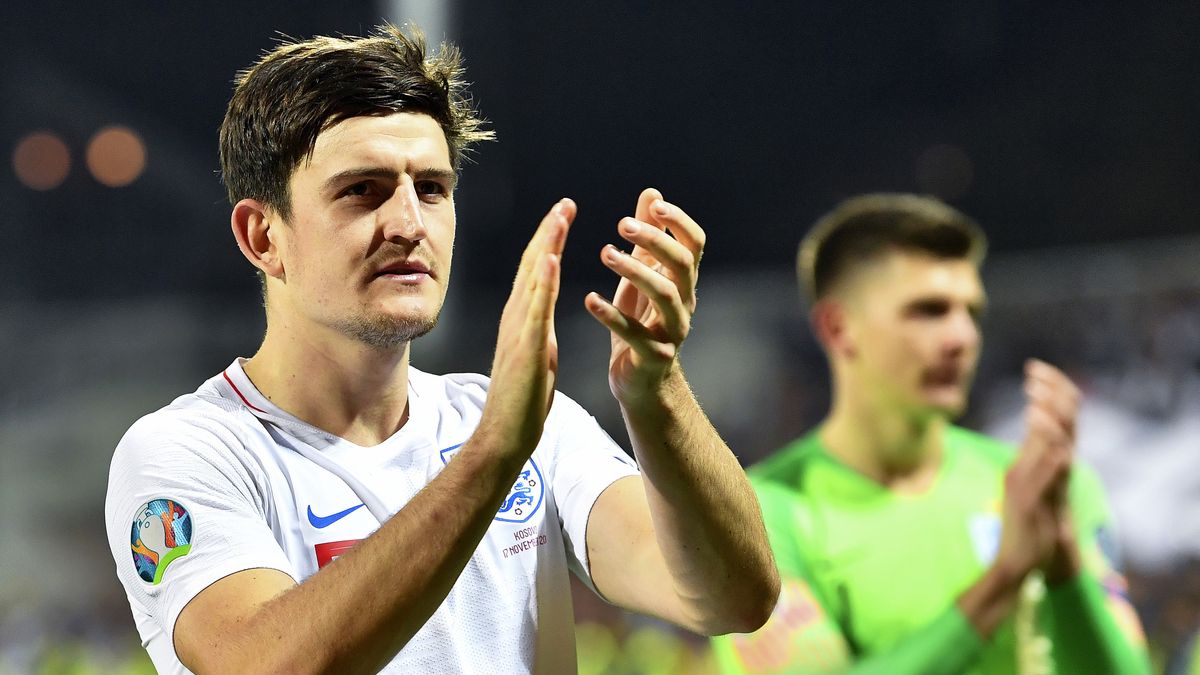 epa08624563 (FILE) - England's Harry Maguire applauds supporters after the UEFA EURO 2020 group A qualifying soccer match between Kosovo and England in Pristina, Kosovo, 17 November 2019 (reissued 02 August 2020). England manager Southgate on 25 August 2020 confirmed the Manchester Unted captain Maguire will be part of the national squad for the September 2020 Nations Leage matches. The world's most expensive defender's nomination for the squad comes within a week after being arrested on late 20 August on the Greek island of Mykonos for allgedely attacking police outside a bar.  EPA/GEORGI LICOVSKI *** Local Caption *** 55640426 
Dostawca: PAP/EPA.