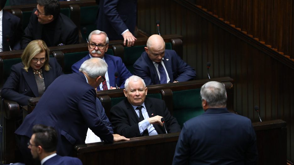 Warszawa, 16.11.2022. Prezes PiS Jarosław Kaczyński (C), wicemarszałek Sejmu Małgorzata Gosiewska (L-góra), oraz posłowie PiS Leonard Krasulski (2P-góra) i Waldemar Andzel (P-góra) na sali obrad Sejmu w Warszawie, 16 bm. Posłowie wysłuchali informacji premiera Mateusza Morawieckiego na temat eksplozji pocisku w Przewodowie. (jm) PAP/Rafał Guz