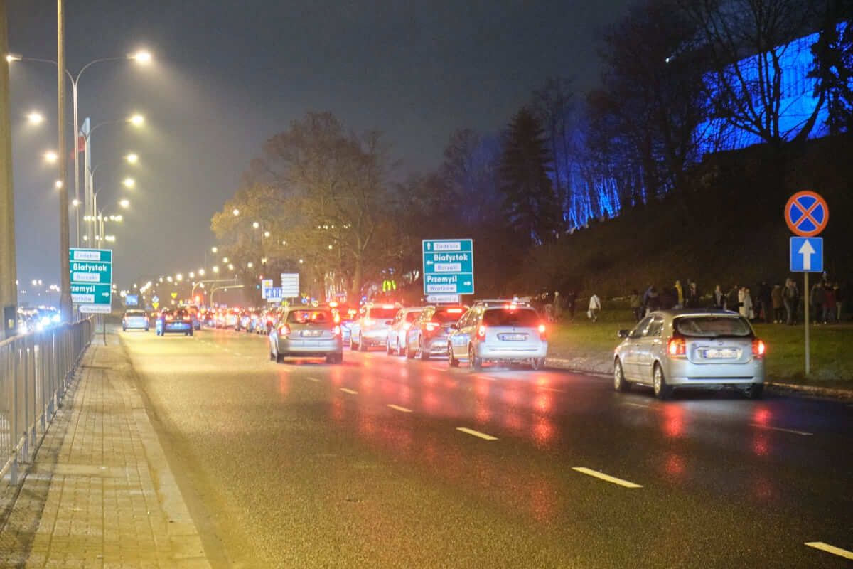 samochody stojące w korku