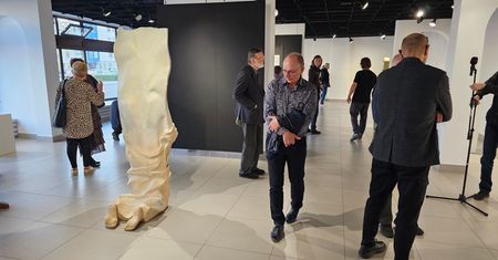 „Pomiędzy” – nowa wystawa rzeźby w Galerii Sztuki Współczesnej otwarta!