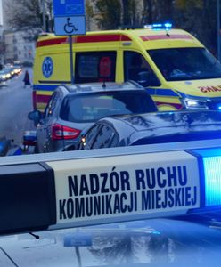 Nie zdążyła wysiąść. Autobus ciągnął kobietę