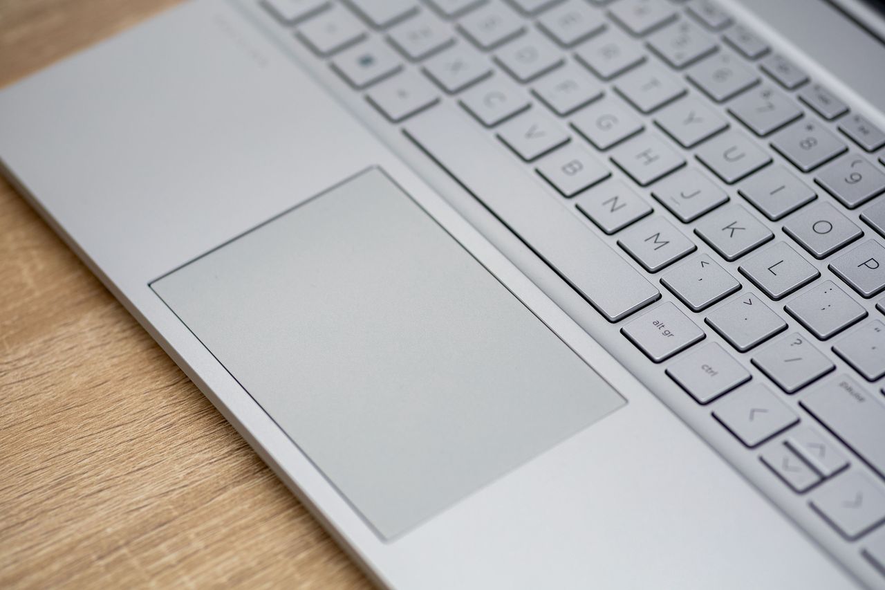 Aluminiowa obudowa laptopa wokół touchpada jest ścięta i wypolerowana, przez co sprawia wrażenie dodatkowej ozdobnej ramki – wygląda to pięknie!