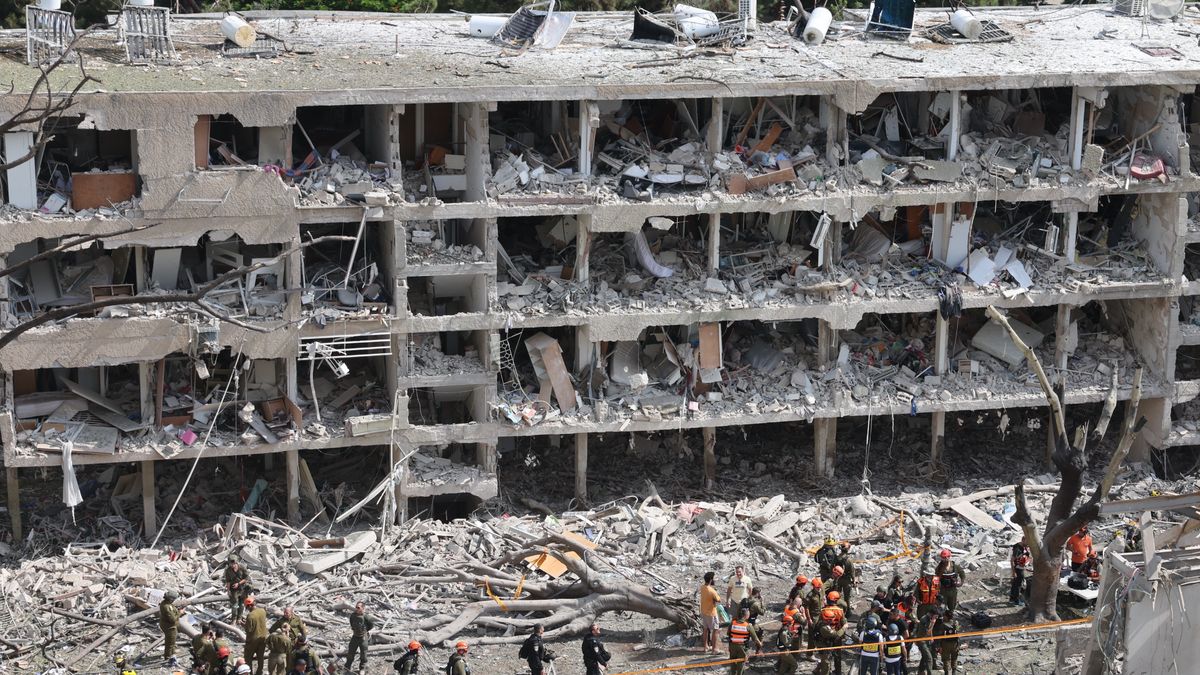 Zniszczone budynki mieszkalne w Tel Awiwie.
